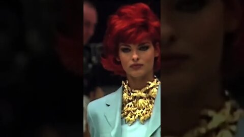 Linda Evangelista at Gianni Versace runway s/s 1992