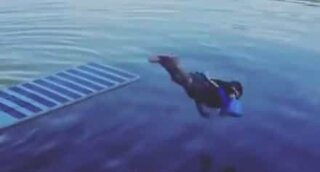 Epäonnistunut sukellus: pikkupoika tekee mahaplätsin jokeen