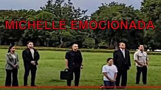 Emocionada, Michelle Bolsonaro se ajoelha e ora com apoiadores, em frente ao Palácio da Alvorada