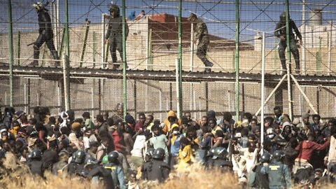 El inmigrante ilegal de origen Sudán, Maruán Yacub, explica cómo asaltaron la valla de Melilla