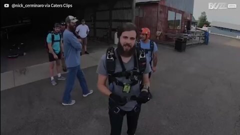 Paraquedista corta a barba num salto a mais de 3000 metros de altura