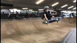 Ti år gammel skater viser frem sine imponerende triks