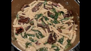 Stunning Misadventures’ Skinny Creamy Garlic Pasta