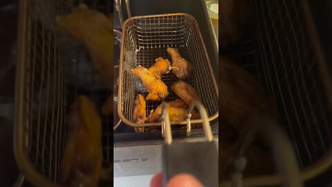 WING BATTLE - DEEP FRIED VS AIR-FRIED!! SO WHICH IS BETTER? #cooking #shorts #wings