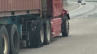 Ce camionneur continue son chemin malgré un pneu dans un piteux état