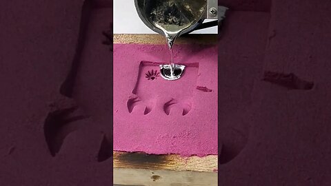 Pouring Molten Metal on Kinetic Sand #kineticsand #shorts #shortsfeed