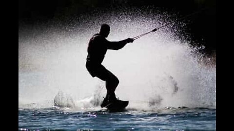 Praticante de wakeboard imita golfinho aos saltos