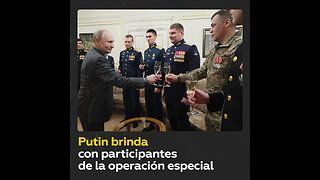 Putin brinda con participantes de la operación especial