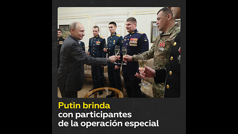 Putin brinda con participantes de la operación especial