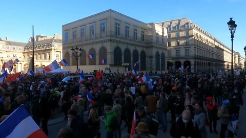 Manifestation contre le pass vaccinal place du Palais Royal à Paris le 12/02/2021 - Vidéo 4