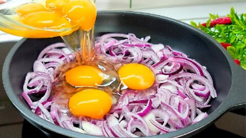 Just pour the egg on the onion and the result will be amazing! Simple and delicious