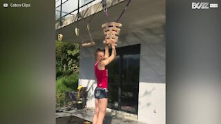 Confinée, elle s'entraîne à grimper sur son balcon