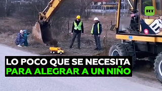 La felicidad de un niño cuando una excavadora vierte tierra en su camión de juguete