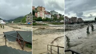 Extreme flooding in Inebolu, Turkey caught on camera