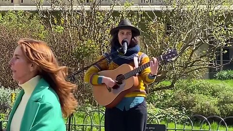 Everybody Wants to Rule the World! Tears for Fears classic by musician Keely Denham busking.