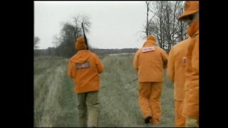 Hunters prepare for deer season (11/20/1998)
