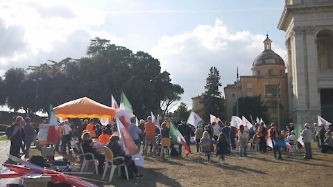 Italy: Dozens of Orange Vests rally against COVID pass in Rome - 20.10.2021