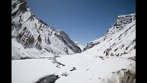 Cold hands, warm heart, can't lose @Himalayas