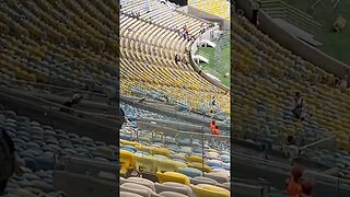 Torcedor cantando sozinho no Maracanã 3 horas antes da bola rolar