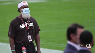 University Hospitals employee surprised with kind gesture from Browns RBs coach Stump Mitchell
