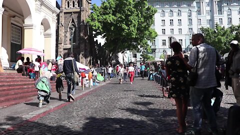 South Africa - Cape Town - Refugees moving from Green Market Square (Video) (btP)