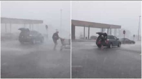 Una tempesta mega furiosa, e lei mette a posto il carrello della spesa