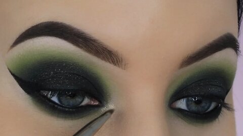 Sparkly Green Smokey Eyes | Makeup For Every Eye Color
