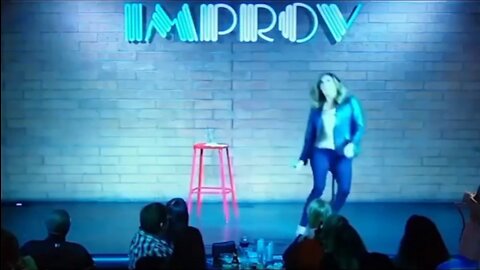 Quintuple vaxxed stand-up comedian Heather McDonald suddenly collapses during live show