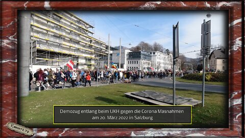 Demozug entlang beim UKH gegen die Corona Masnahmen am 20. März 2022 in Salzburg
