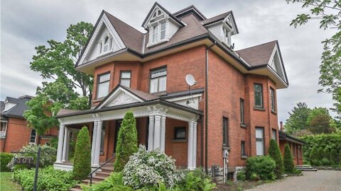 This Ontario Mansion For Sale Is Amazingly Under $850K & Has 25 Rooms
