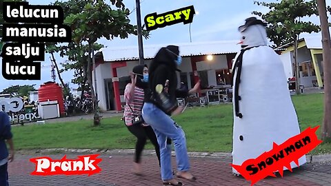 scary snowman prank. funny reactions, don't miss it.lelucon manusia salju yang menakutan