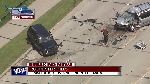 Crash closes Livernois north of Avon in Rochester Hills