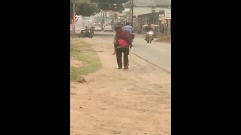 Man carries daughter’s body on shoulders for 10 kilometers in absence of hearse van