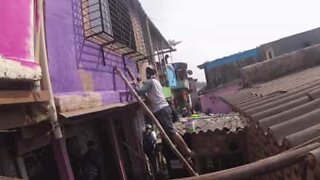 Dystert Mumbai nabolag forvandlet med farver