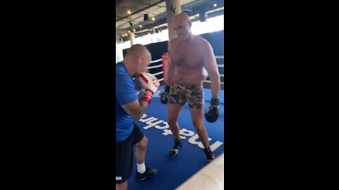 INSANE SIZE DIFFERENCE! Sparring heavyweight champ TYSON FURY 😮🥊