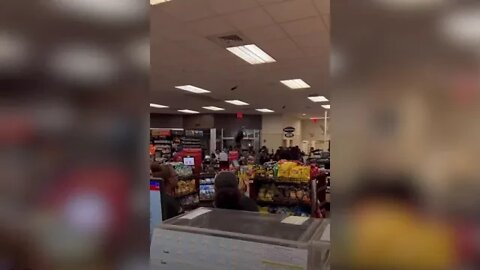 Shocking moment large group ransacks a Wawa shop in Philadelphia