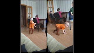 The cheerful kid is an excellent dancer, he will make your day happy!😀😂😂😂