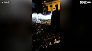 Une tempête et des pluies intenses inondent la rue en quelques minutes !