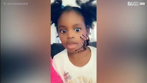 Une fillette perd la tête avec le filtre araignée de Snapchat