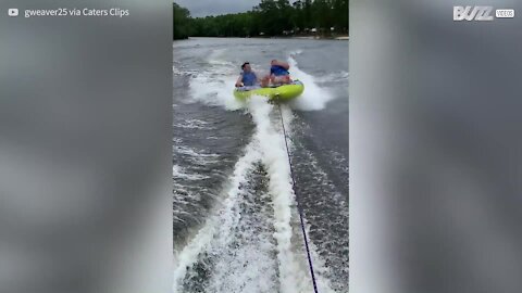 Elle met son fils KO lors d'une sortie en tubing