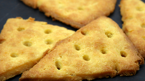 4-ingredient crispy cheese crackers