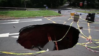 SOUTH AFRICA - Durban - Sinkhole in Glenwood suburb (Video) (RVK)