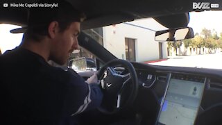 Ecco come una Tesla si parcheggia da sola