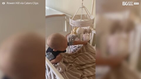 Ce bébé fait un câlin à son petit frère pendant son sommeil
