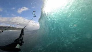 Kitesurfer's amazing barrel in Hawaii