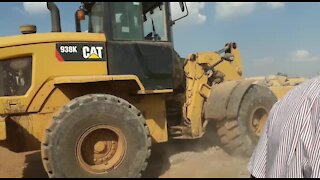 SOUTH AFRICA - Johannesburg - Land grabs in Lenesia (videos) (UvY)