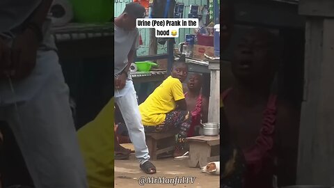 Funny Urine Prank In The Hood😂😂 Funny Reactions 😂 #pranks #viralprank #publicpranks