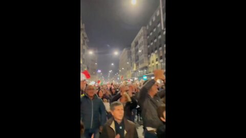 HUGE Crowd Protests Against Vaccine Mandates in Milan