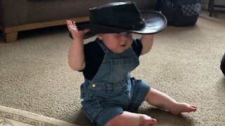 Bebé não aguenta peso de ser um cowboy