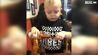 Ce petit garçon ne mangera plus jamais épicé!